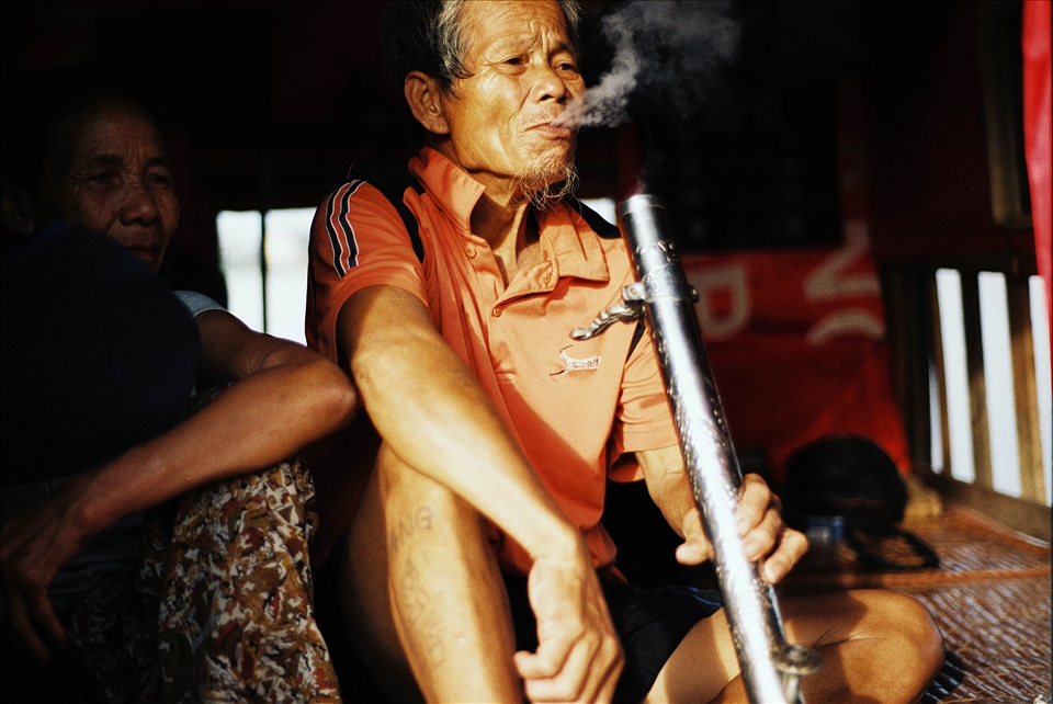 He never told me his name. He, along with his wife, has been living on the bank of the Red River for more than 20 years now, homeless. Based on some help of the surrounding residents, he built their floating house few years ago from woods, oil barrels and any kind of urbanised leftover which helped the house float and be strong.