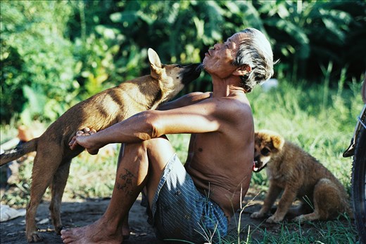 Every day after work, he always spent time playing with his dogs, which had been given by the surrounding residents. Although the rice was only sufficient for day-to-day survival, he still kept the dogs as ''happiness and peace are more important than materialistic things