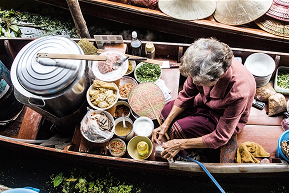 An old women preparing her cooking ingredients to sell the food on Moe Klong Riv