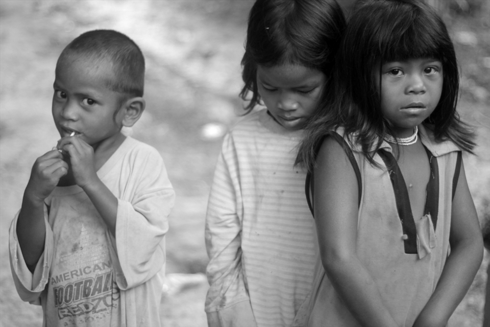 A shy Matigsalug kids, one is chewing some lollipop which is given by my fellow mountaineer.