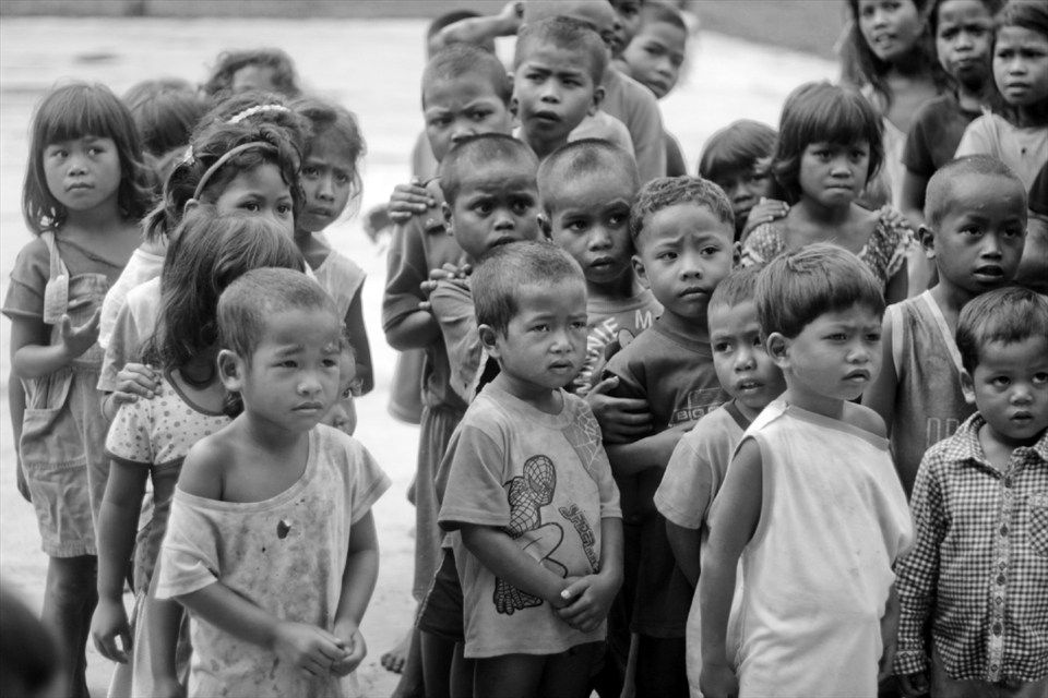 A curious faces of grade schoolers. they were gathered by their parents to recieve their gift, they were not sure what we were going to do since we have different dialects, they didn't understand what we were saying. only some of thier parents knows our dialect.   