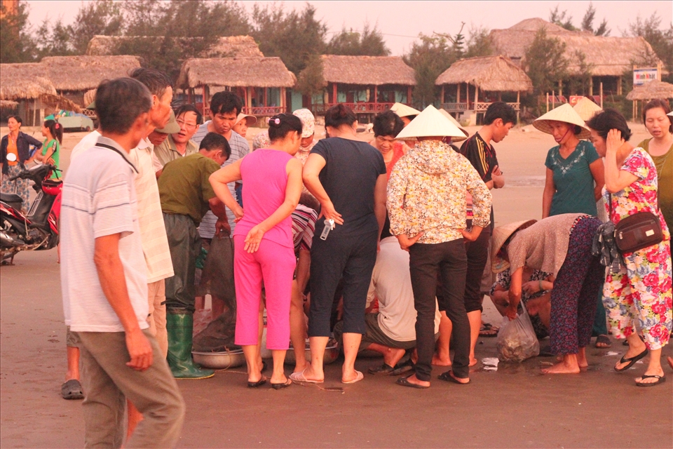 The buyers come early to bargain for the catch and resell them later for profit.