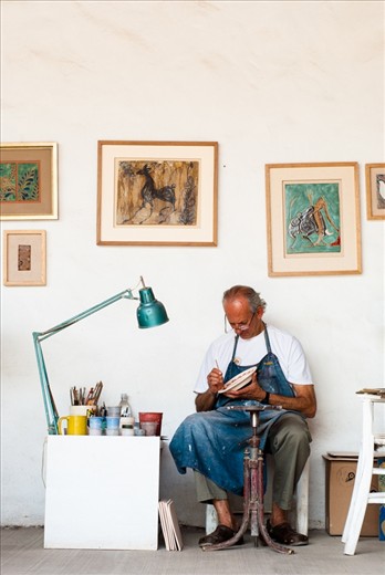 Singer and songwriter, artisan and defender of liberty, justice and their local traditions, he’s Paco Padilla, who he’s been working on the pottery workshop that his father has started in 1952, the year of Paco’s birth. He has been on the pottery bussines for more than 35 years.
