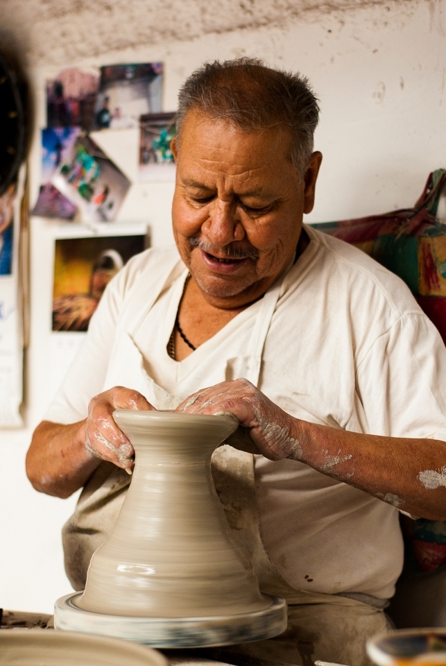 He’s Don Juan, and with 70 years old, he has been working on the potter’s wheel for more than 55 years. His work has been exposed in different places on the world as New York. At this moment, Don Juan suffers some diseases, but that doesn’t stop it to do what he most enjoy in life.