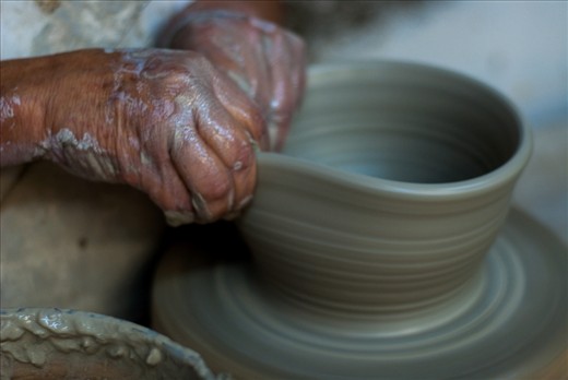 Don Juan makes around 25 pieces every day. He learned the technique of his father, who  became suddenly blind, and he has taught Don Juan just with the touch of his hands to the ceramic and some voice guidance.