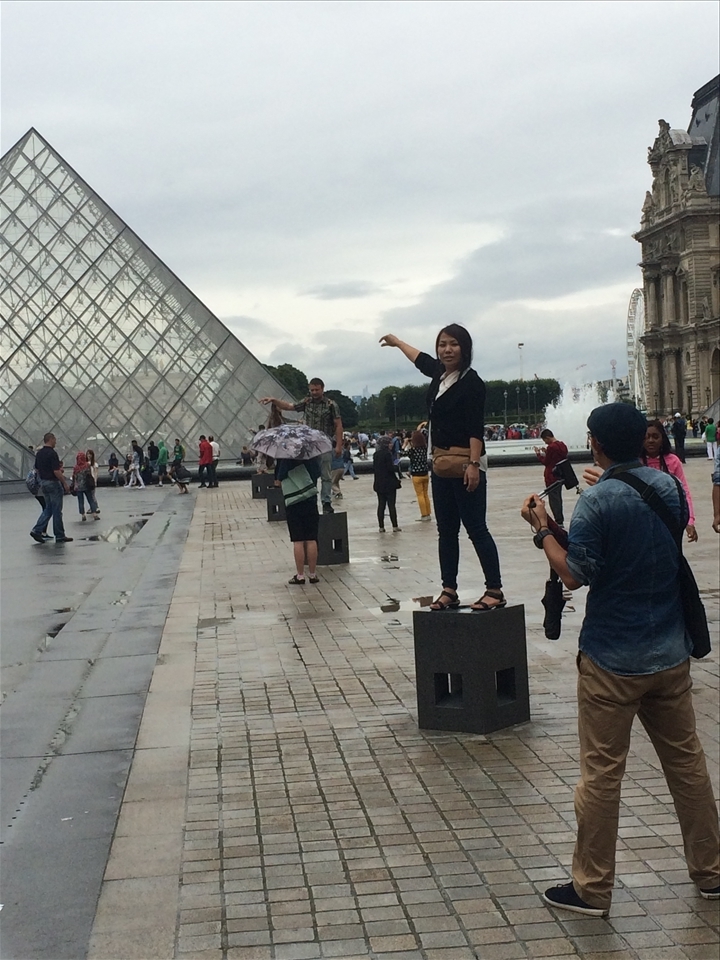 Observing the awkward Louvre pyramid pinch, comedy.