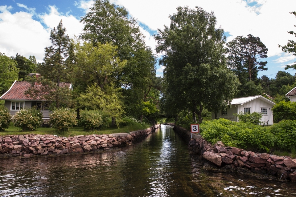 The Coast of Grimstad is filled with small islands where fishers used to live, and still do to this day. The Hesnes Canal was built to give the fishermen a safe passage into the city when they had to sell their catch. 