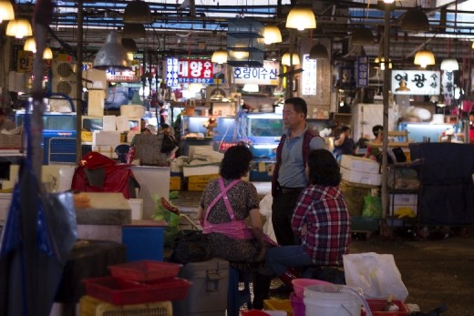 Noryanjin Fish Market: Chatting