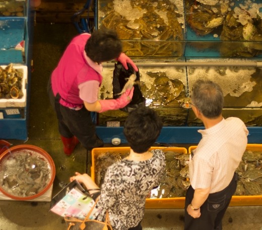 Noryanjin Fish Market: Yes, That Chattering Crab, Please 