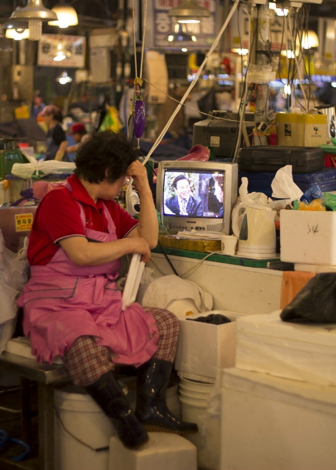 Noryanjin Fish Market: Nested Worlds