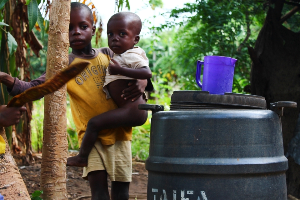 The volunteers also bring food, clothes and medicines to the families in need.