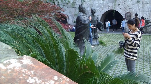 Commemorative statues