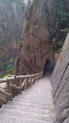 Steps on the way to the Grand Canyon leading steeply down into the rock.