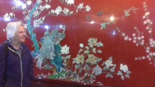 Ebeth next to lacquer and jade screen