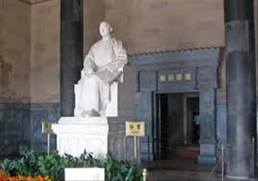 The statue of Sun Yatsen (Sun Zhongshan) at the Sun Yatsen Mausoleum