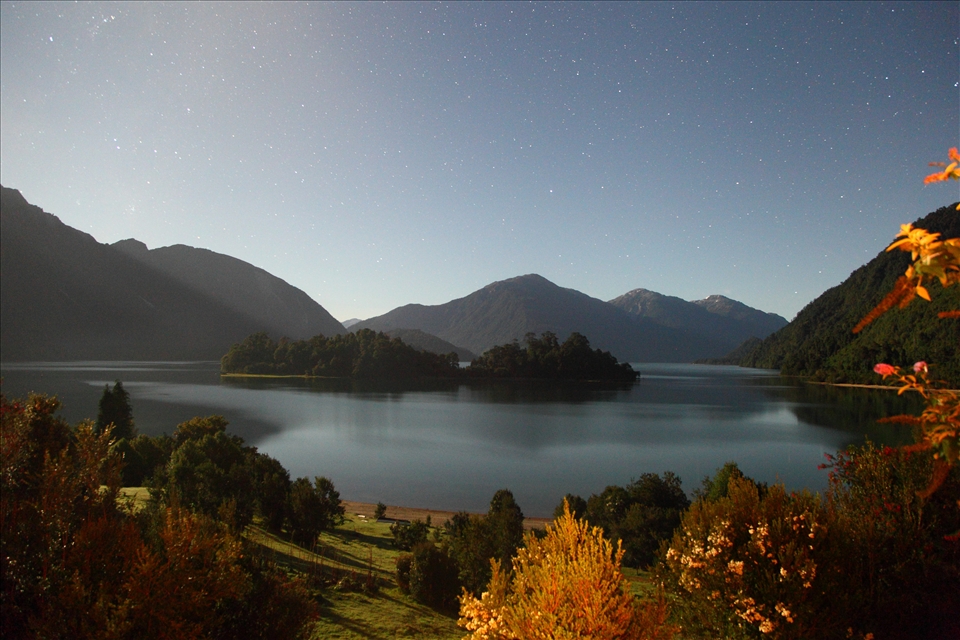Rosselot Lake has only 8 houses and a Lodge in its shore. It has only two access by road, owned by two families. 