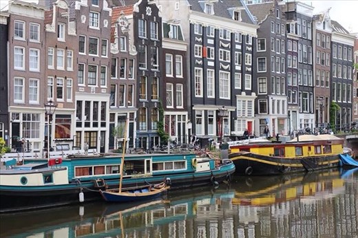 One of the more peaceful canals which I loved strolling alongside in the quiet of the early mornings.