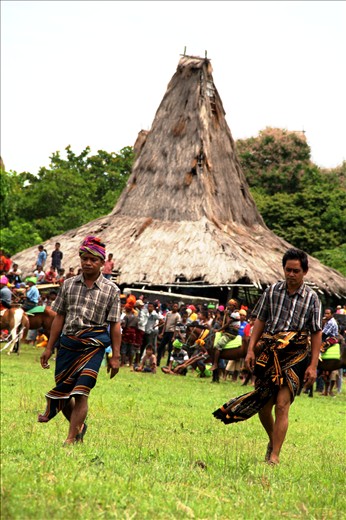 2 chief or leader who will lead their strongholds to the war game of Pasola