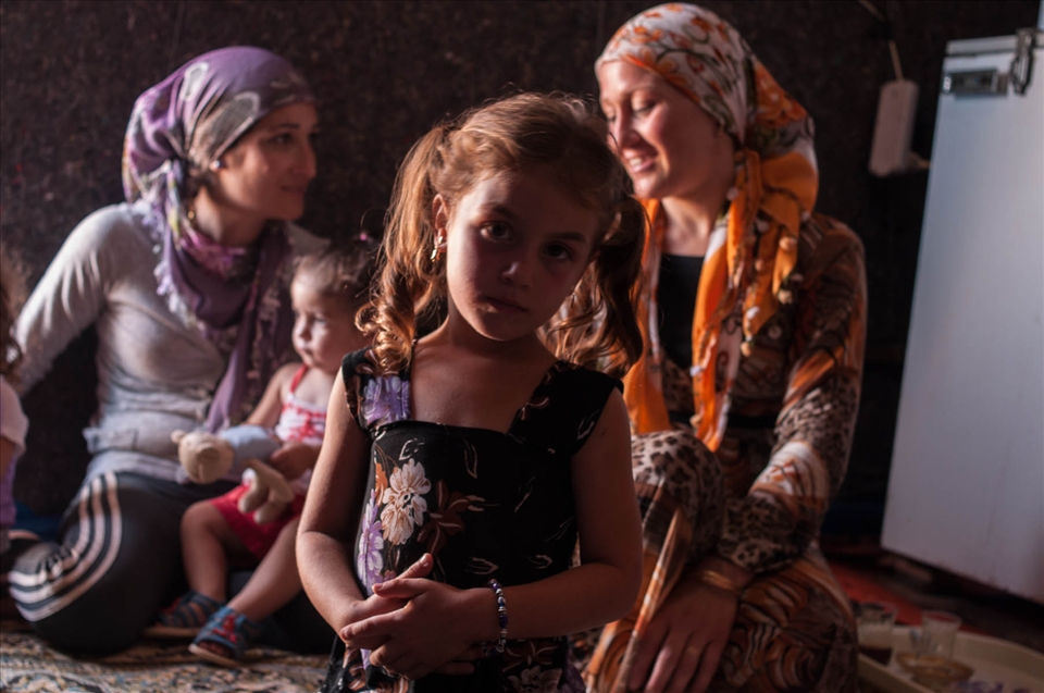 Due to lack of space and overcrowding, tents are often shared by more than one family. People soon get familiarized and even find a reason to smile, but most of the children wonder what's going on, and try to give an answer. Dalila is 6 years old and loves painting. When she saw this picture on the screen she asked me to give her colours to do the same image, and hang it on her tent.