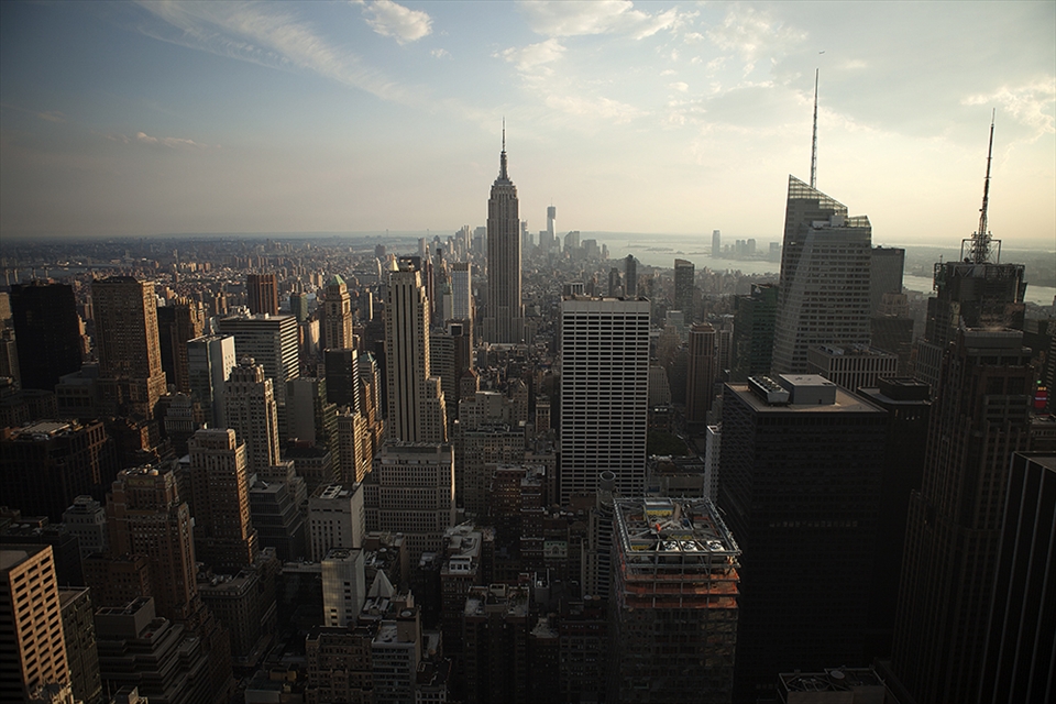 This’s New York, which is called big apple. Spectacular buildings and many kinds of people make the city full of life.
