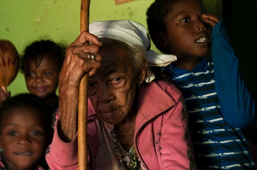 Appearing 80 years old and not remembering your age, Dona Joaquina is a source of traditional wisdom and positive energy. Folk healers and midwives respected by his people today do not realize many parturitions, the most recent was two years ago with the birth of her granddaughter: village women prefer caesarean deliveries in hospitals. Without an apprentice, this knowledge will be lost.