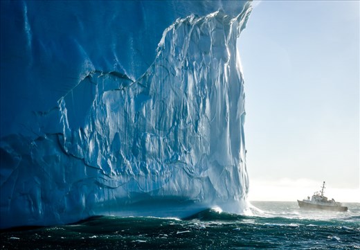 Extreme: A ship approaches a piece of B15, the largest iceberg in history.