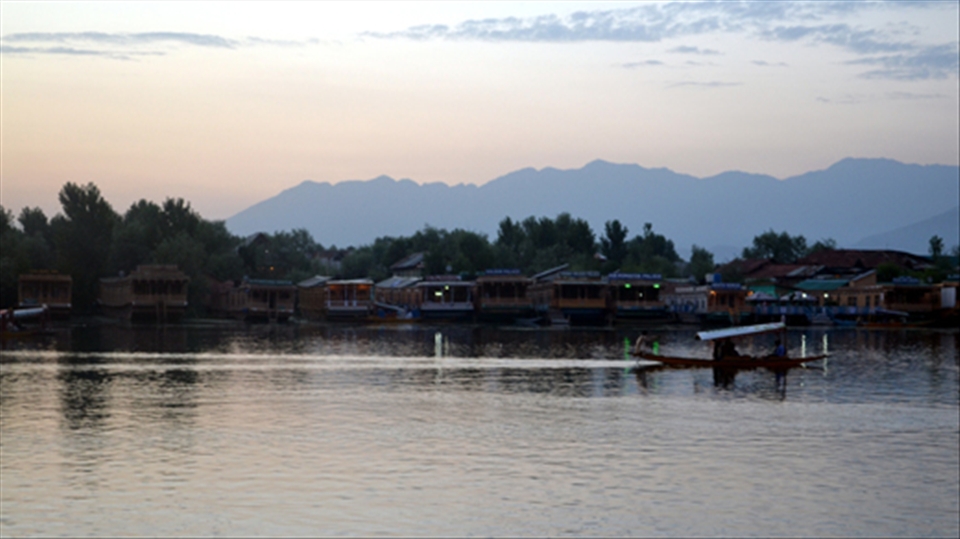 That's how the Dal Lake in Srinagar looks in the evening.