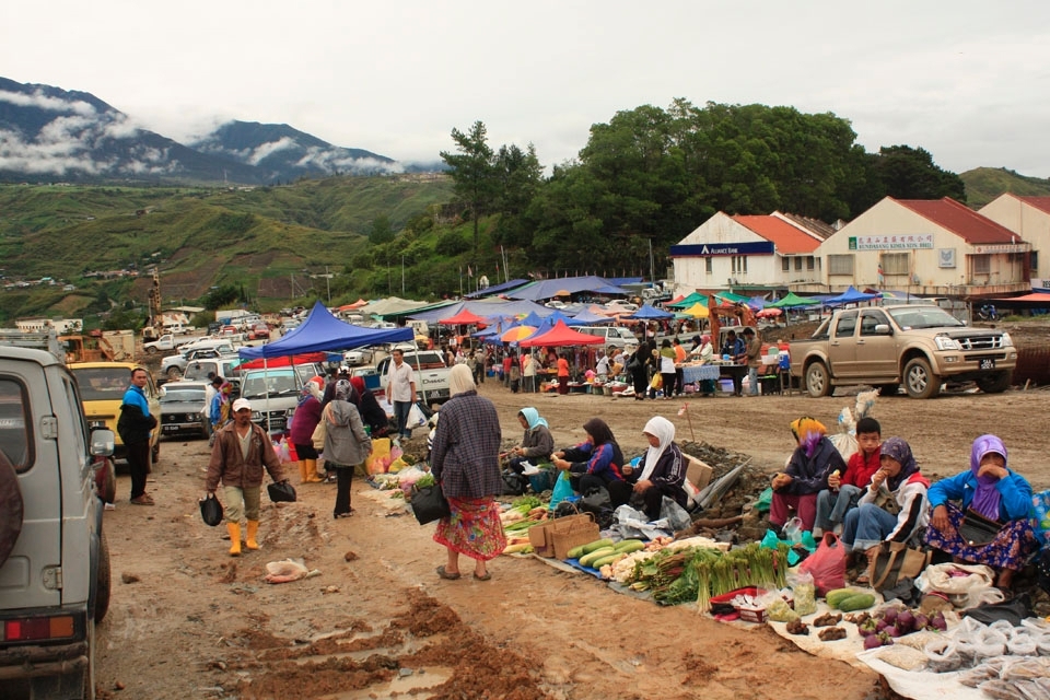 A wet market in Kundasang, nearly all-local people come to buy a grocery, fresh vegetables, and fish for their need.  
 
