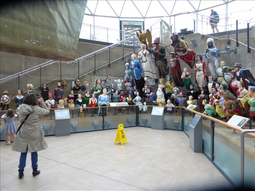 So many figureheads