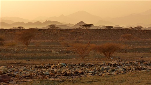 This fascinating sunset behind the mountains between Muscat and Dubai perfected the day we've spent with the lovely Omani family.