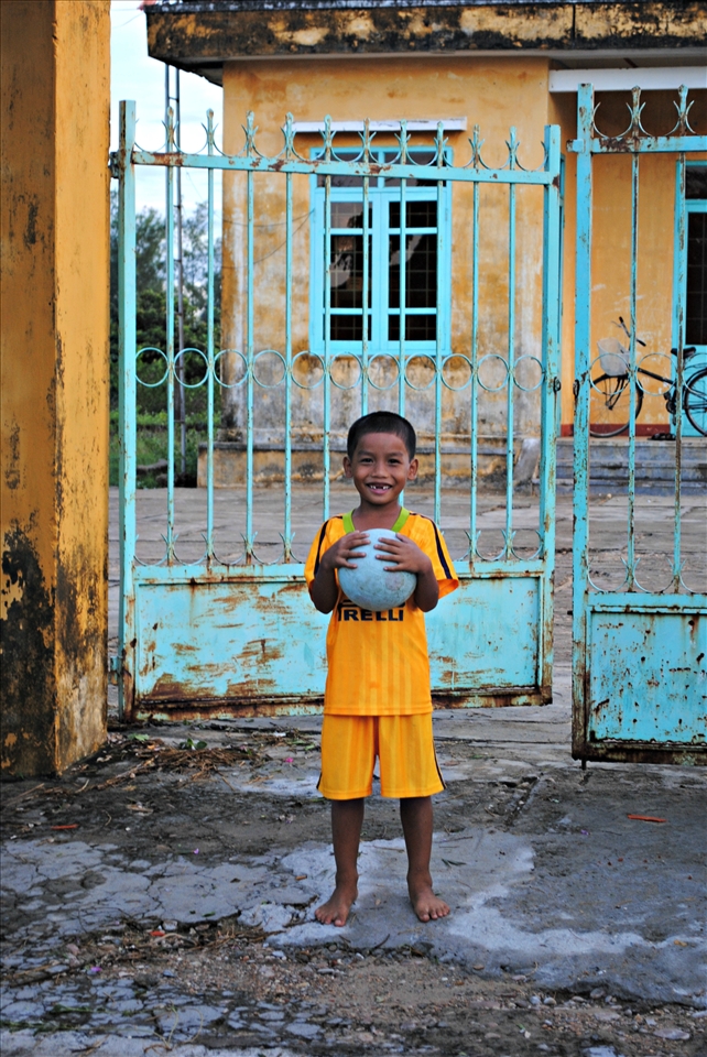 Catching attention of an amazing little boy in Guangxi Region.