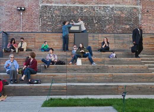 These are the fortunate New Yorkers that managed to find the calmer side of the big apple.  On a beautiful Fall day, the Highline Park is the perfect getaway destination in New York City.
