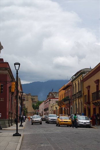 Before going to the market, a glimps of the Oaxaca street, the same street that hase endure centurys of history, of souls pasing by.