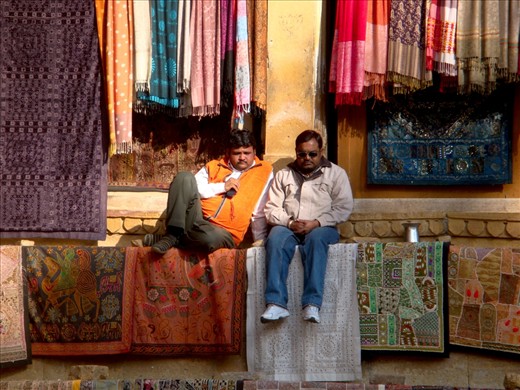 These guys had the strangest selling strategy, sitting on a wall 3 meters above the ground where nobody could approach them. I was observing what would happen during half an hour – eventually I left, whereas they stayed assuming same positions.