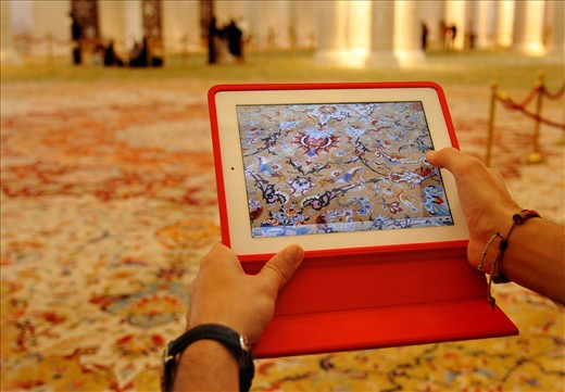 Another astonishing feature of the mosque is the over 5,625 m2 large carpet in the main prayer hall. It has been hand-knotted by about 1,300 Iranian craftsmen out of 35 tons of wool and 12 tons of cotton. With a total of 2,268,00 knots, the carpet is the largest in the world. Its estimated value is about 30 million.