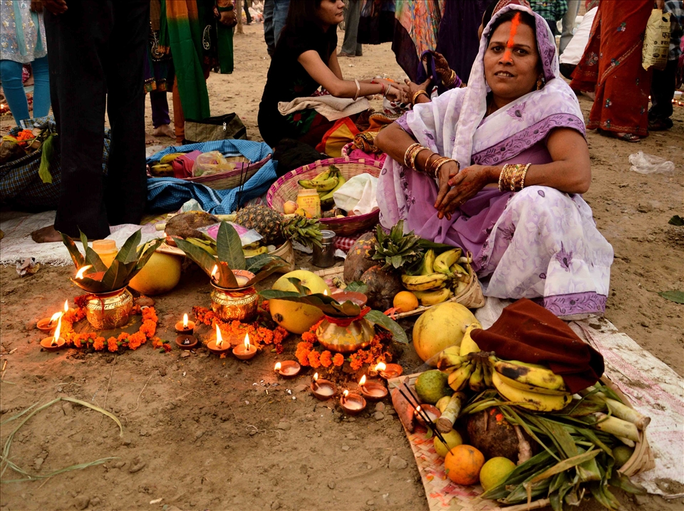 Panchami, parvaitins observe a fast for the whole day, which ends in the evening