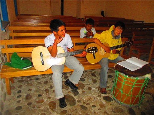 Renzo singt wahnsinnig schoen, mit Levy und José