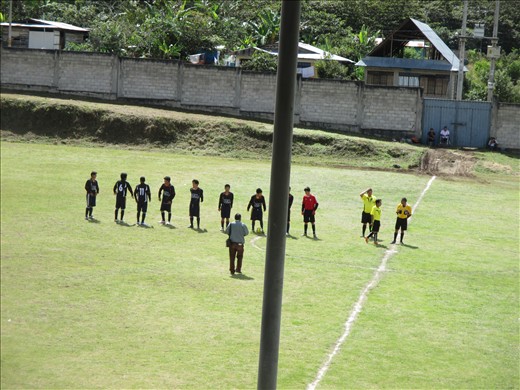 Prosoya hat ein Fussballspiel im Stadion von Huancabamba