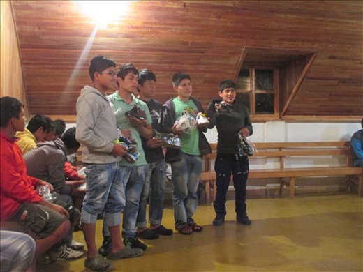 Hier wurden Sportschuhe gesponsert, weil sie Barfuss o mit Crocs spielen