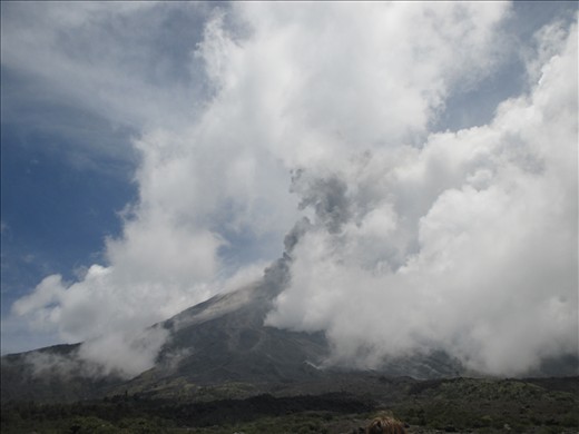 aschespukender Vulkan