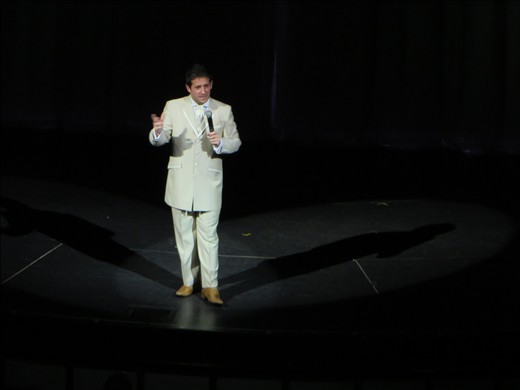 Alejandro- der witzige Moderator des Abendprogramms