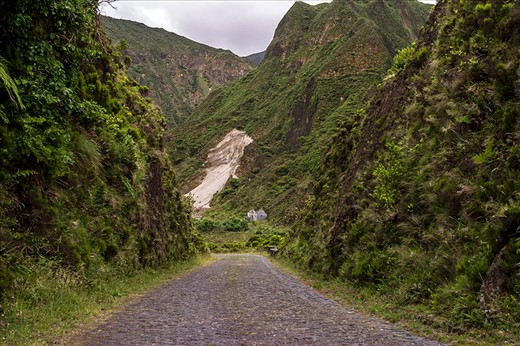 Down to the water in area „Lombadas“ -Picture 6620- 

Another steep road leading down to a ruin. For centuries there has been a spring with fresh spring water. A company once bottled and sold the spring water. Many people still come here to fill up their water supply. The water tastes deliciously and is as bubbly as champagne.