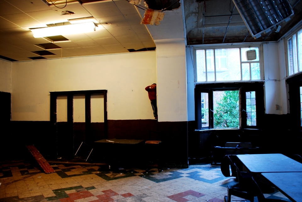 The people need to pay a monthly fee to keep staying in a room. Some of them are renting their room to other poor people. Some also say that drugs are selled during the night or in the early mornings. The NGOs representatives say that here are supposed to live around 70 children, but one person who was analysing the place for the last 6 months says that he only saw 40. He doesn't exclude the fact that the children could be trafficked.