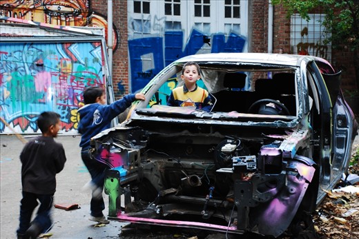 From time to time some volunteers come and organize educational activities or just play with the kids. People who are coming frequently to Gesu say that also artists and homeless people live here from time to time.