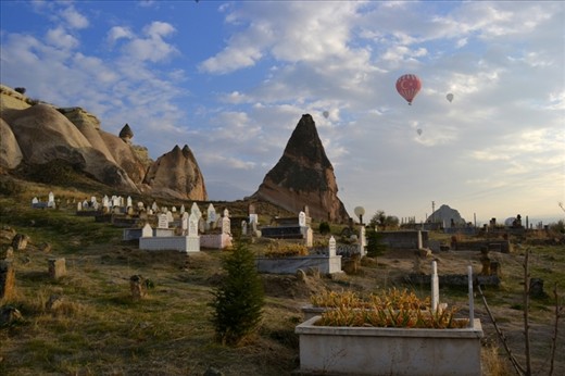 Above the country there were dozens of baloons. One of the main tourist activities in Cappadoccia was to see sunrise or sunset from the baloon.