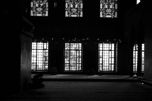 the background, two men pray with great fervor towards Mecca in one of his daily prayers while a third that seems to have lost the orientation makes audio and video testing  for a transmission that will be made in the Blue Mosque that night