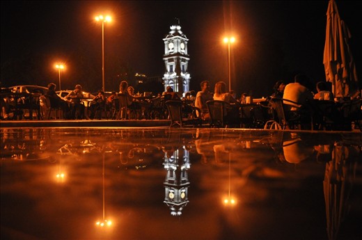 the diners whispers mixed  with  the CHAI CHAI of the waiters to offer more tea, a platform where an IMAN moments before gave a message to the Muslim, the  people reflects tranquility.  and background the Dolmabahce Palace´s clock tower