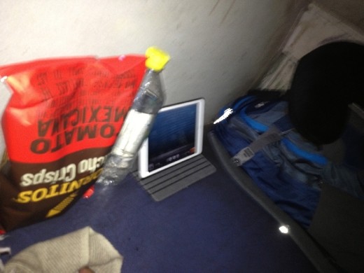 Cama pronta com Doritos, água e ipad para assistir How I met your mother e conseguir pegar no sono. 
