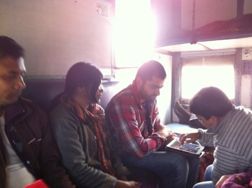 Jogando alguma coisa no ipad com meu amigo de trem.
