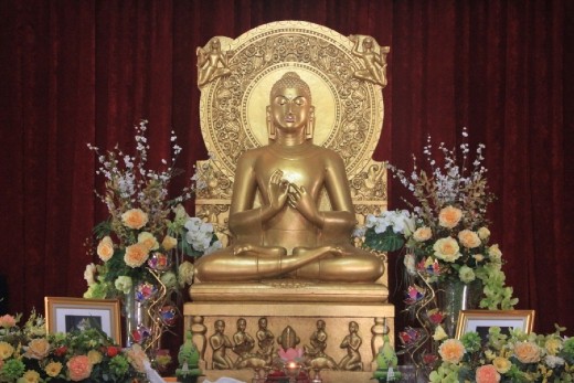 Imagem de Buda dentro do templo
